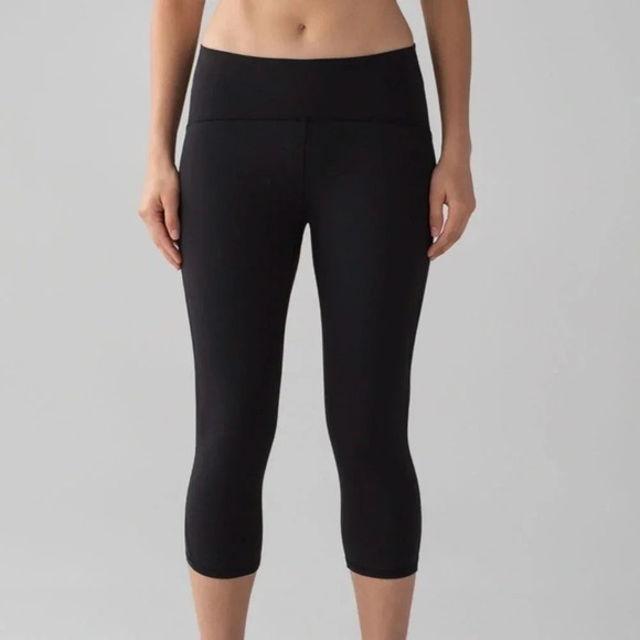 Lululemon 6 Train Times Crop (17") Black great pre owned condition, mesh detail - Picture 10 of 13